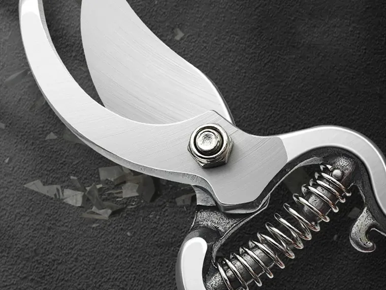 Bypass pruning shears
