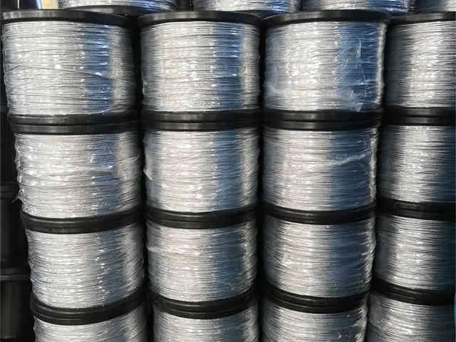 Cable 7x7 + alma de acero, 1770 N/mm², galvanizado, recubierto en PVC transparente